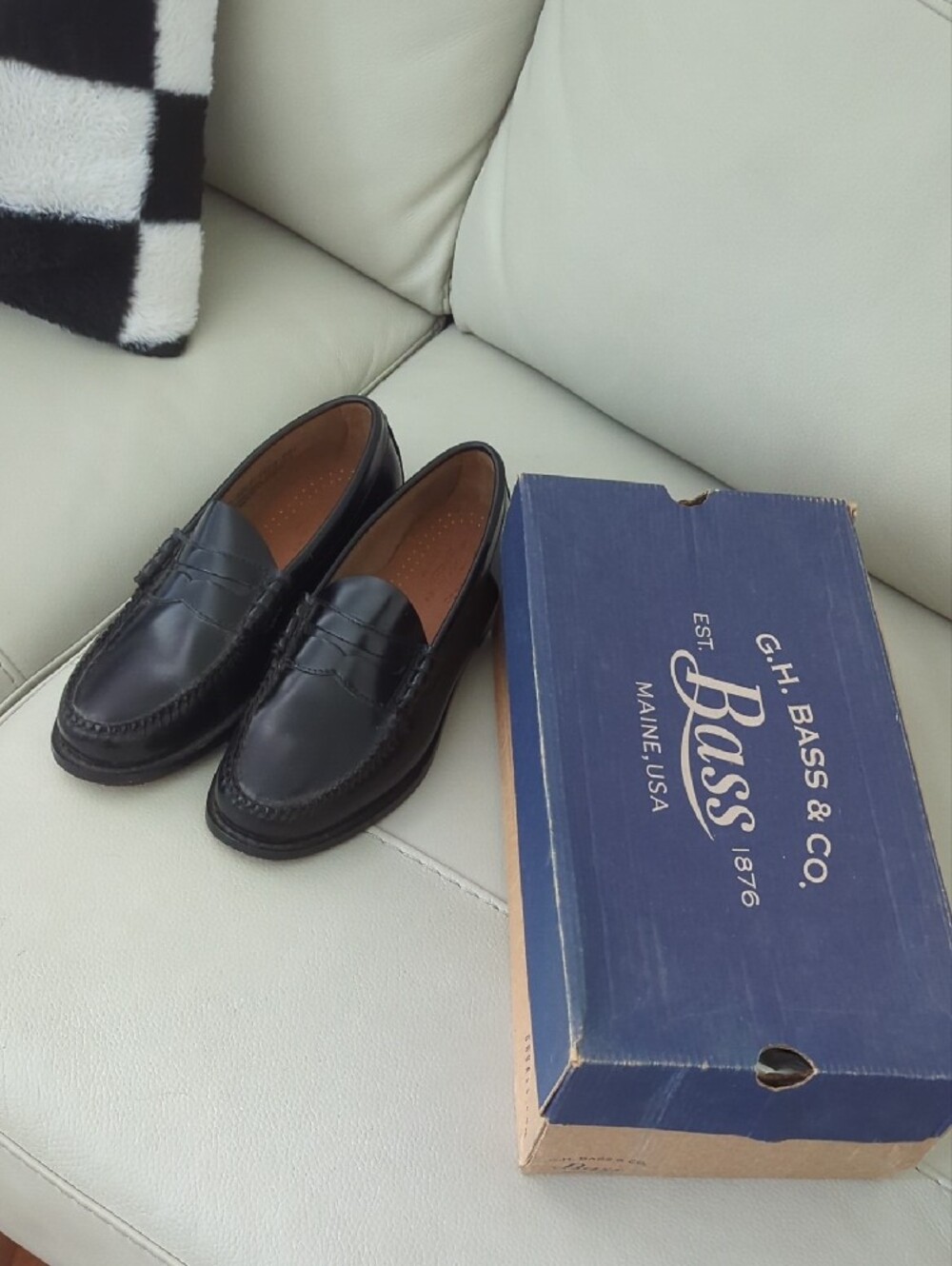 G.H. Bass & Co. Men’s Black Leather Penny Loafers - Picture 8 of 15